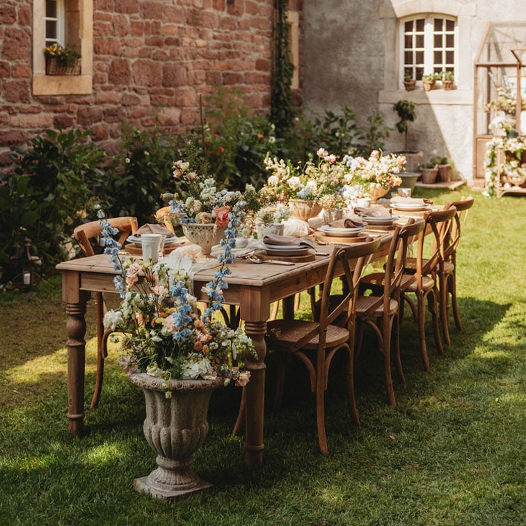 Mesa de boda en un mar de flores